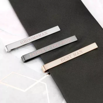 Elegante dasspelden voor trouwfeest in zilver, gunmetal en roségoud op verschillende stropdassen