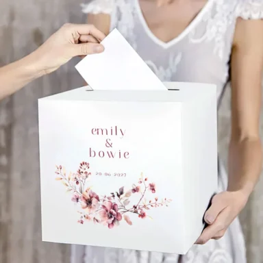Witte enveloppendoos met aquarel bloemen in bordeaux en blush tinten
