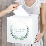 Gepersonaliseerde witte enveloppendoos Groene Geluksmomenten met gouden cirkel en eucalyptus bladeren