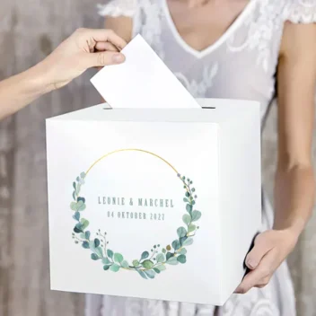 Gepersonaliseerde witte enveloppendoos Groene Geluksmomenten met gouden cirkel en eucalyptus bladeren