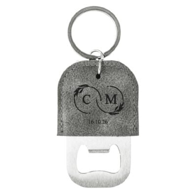 Grijze lederen flesopener sleutelhanger met gegraveerde initialen en trouwdatum in wedding monogram stijl