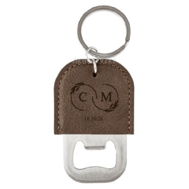 Bruine lederen flesopener sleutelhanger met gegraveerde initialen en trouwdatum in wedding monogram stijl