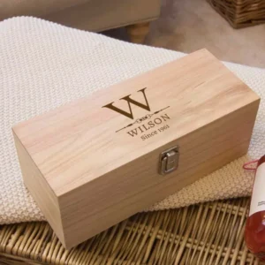 Lichthouten whiskey kist met gegraveerd monogram en persoonlijke tekst