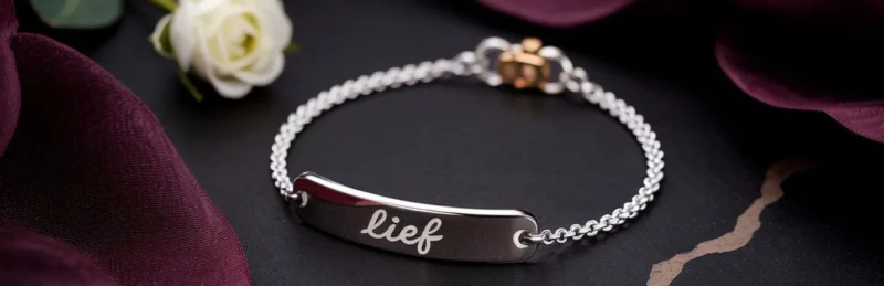 Close-up van gepersonaliseerde zilveren armband met gravure ‘Lief’ op zwarte achtergrond – origineel cadeau voor vrouwen bij Gifts & Weddings