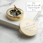 Zonnewijzer kompas gegraveerd met persoonlijk handschrift op het deksel als cadeau