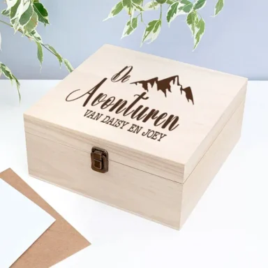 Houten bewaarbox met gegraveerde bergprint en persoonlijke tekst 'De Avonturen van'
