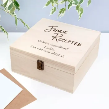Lichthouten receptendoos met gegraveerde tekst 'Familie Recepten' en bronzen details