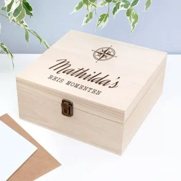 Houten bewaarbox met gegraveerd kompas en persoonlijke tekst '[naam's] REIS MOMENTEN'