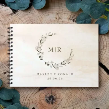 Elegant houten gastenboek met initialen in botanische krans gravering