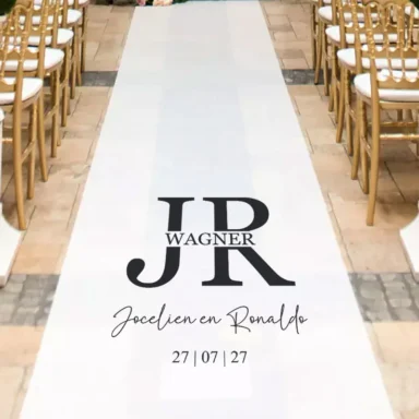 Witte ceremonie loper met twee grote initialen en zwarte tekst