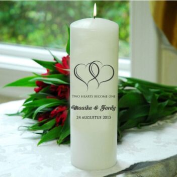 Klassieke witte huwelijkskaars voor de kerk met twee harten en eigen tekst