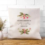 Gepersonaliseerde kussenhoes "Our First Christmas" met namen en kerstontwerp