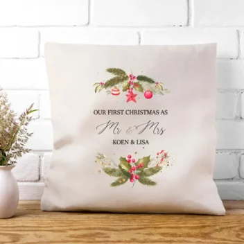 Gepersonaliseerde kussenhoes "Our First Christmas" met namen en kerstontwerp