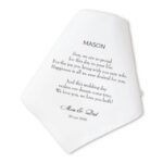 Witte katoenen zakdoek met emotionele boodschap van ouders voor hun zoon op zijn trouwdag