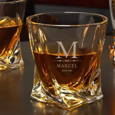 Dichtbij opname van het gepersonaliseerde whiskyglas met monogram en naam