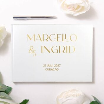 Wit gastenboek met sierlijke namen in goudkleur en ruimte voor twee regels eigen tekst