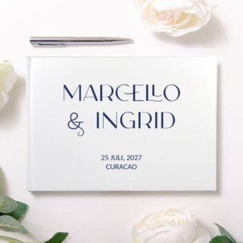 Wit gastenboek met sierlijke namen in navy blue en ruimte voor twee regels eigen tekst