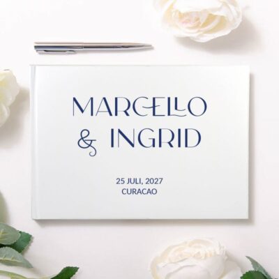Wit gastenboek met sierlijke namen in navy blue en ruimte voor twee regels eigen tekst