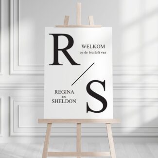 Wit welkomstbord met grote initialen in de hoeken en elegante welkomst tekst voor bruiloft