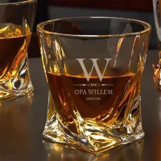 Gepersonaliseerd whiskyglas met uniek twist-ontwerp en premium kristalafwerking