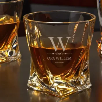 Gepersonaliseerd whiskyglas met uniek twist-ontwerp en premium kristalafwerking