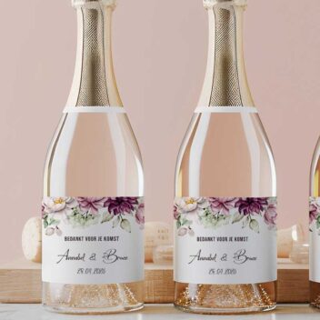 Close-up van mini champagne label met roze pioenrozen