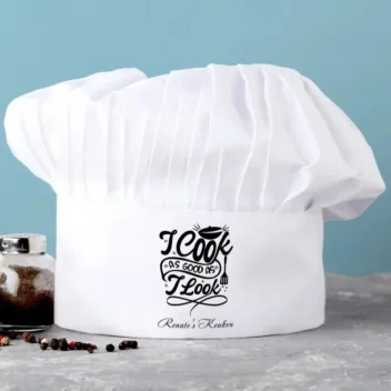 Witte koksmuts bedrukt met "I Cook as Good as I Look" en gepersonaliseerd met "(Naam's) Keuken"