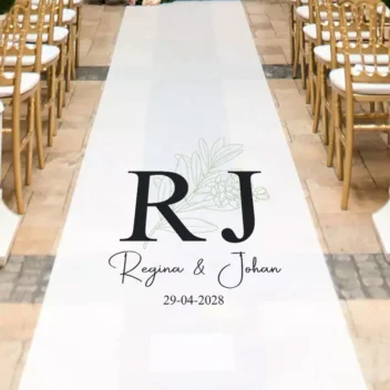 Gepersonaliseerde witte loper met initialen en botanisch design voor bruiloft