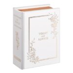 Wit ringendoosje in de vorm van een boek met goudfolie decoraties en een luxe fluwelen interieur voor trouwringen.