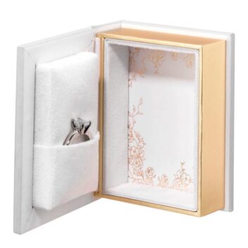 Detailopname van de geopende binnenzijde van het Today and Always ringendoosje met een trouwring in het luxe witte fluwelen zakje.