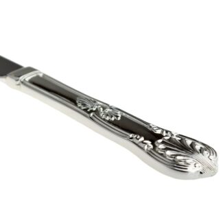 Close-up verzilverd handvat zilveren taartschep met klassiek reliëf detail