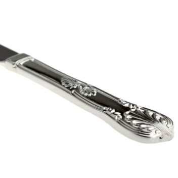 Close-up verzilverd handvat zilveren taartschep met klassiek reliëf detail