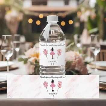 Chic waterfles label met fashion-forward birthday girl illustratie op roze marmer achtergrond