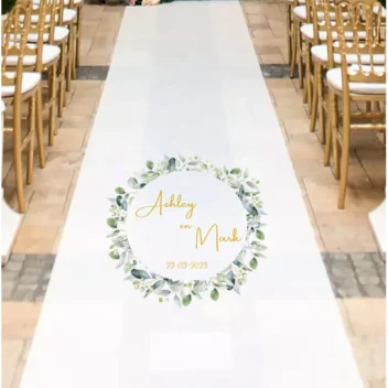 Witte ceremonie loper met eucalyptus krans en gouden namen