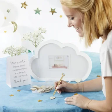 Wit houten wolk-vormig shadowbox frame met foto en persoonlijke berichten van gasten op houten regendruppels als uniek babyshower gastenboek