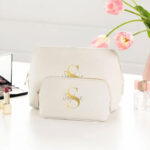 Luxe gepersonaliseerde beauty tassen in gold met gouden monogram uit de Oester Collectie, make-up en toilettas