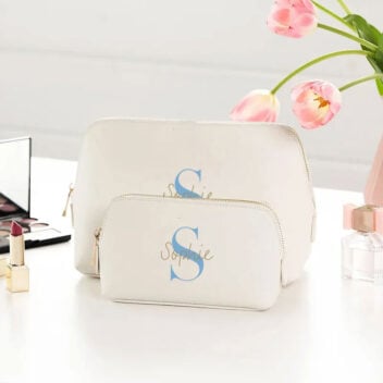 Luxe gepersonaliseerde beauty tassen in ice blue met gouden monogram uit de Oester Collectie, make-up en toilettas