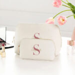 Luxe gepersonaliseerde beauty tassen in rose gold met gouden monogram uit de Oester Collectie, make-up en toilettas