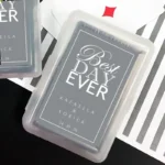 Betoverende Best Day Ever speelkaarten met gepersonaliseerde sticker in meer dan 40 kleuren