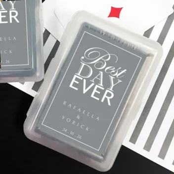 Betoverende Best Day Ever speelkaarten met gepersonaliseerde sticker in meer dan 40 kleuren