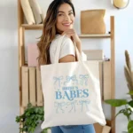 Close-up hemelsblauwe print op bride squad tas