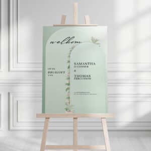 Bohemian bruiloft welkomstbord met groene boog en blush bloemen