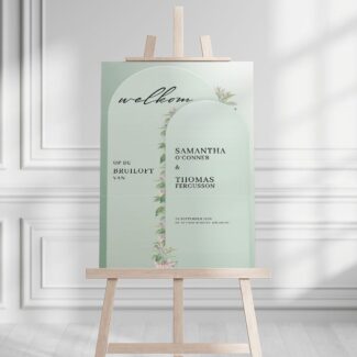 Bohemian bruiloft welkomstbord met groene boog en blush bloemen