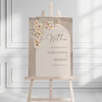 Bohemian bruiloft welkomstbord met natuurlijke bloemboog en wilde bloemen