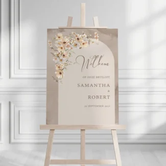 Bohemian bruiloft welkomstbord met natuurlijke bloemboog en wilde bloemen