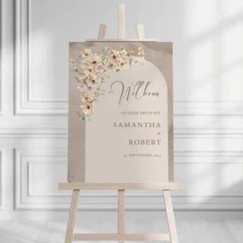 Bohemian bruiloft welkomstbord met natuurlijke bloemboog en wilde bloemen