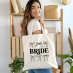 Close-up zwarte print op bride squad tas