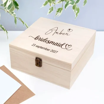 Houten memorie box voor bridesmaid met gegraveerde naam en datum