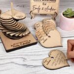 Set van gegraveerde houten harten met de namen en datum van het bruidspaar