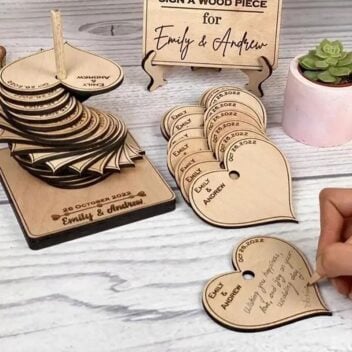 Set van gegraveerde houten harten met de namen en datum van het bruidspaar